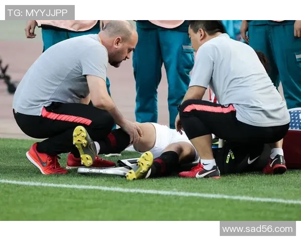 足球球星被踩脚事件引发关注 受伤球员痛苦表情瞬间成焦点
